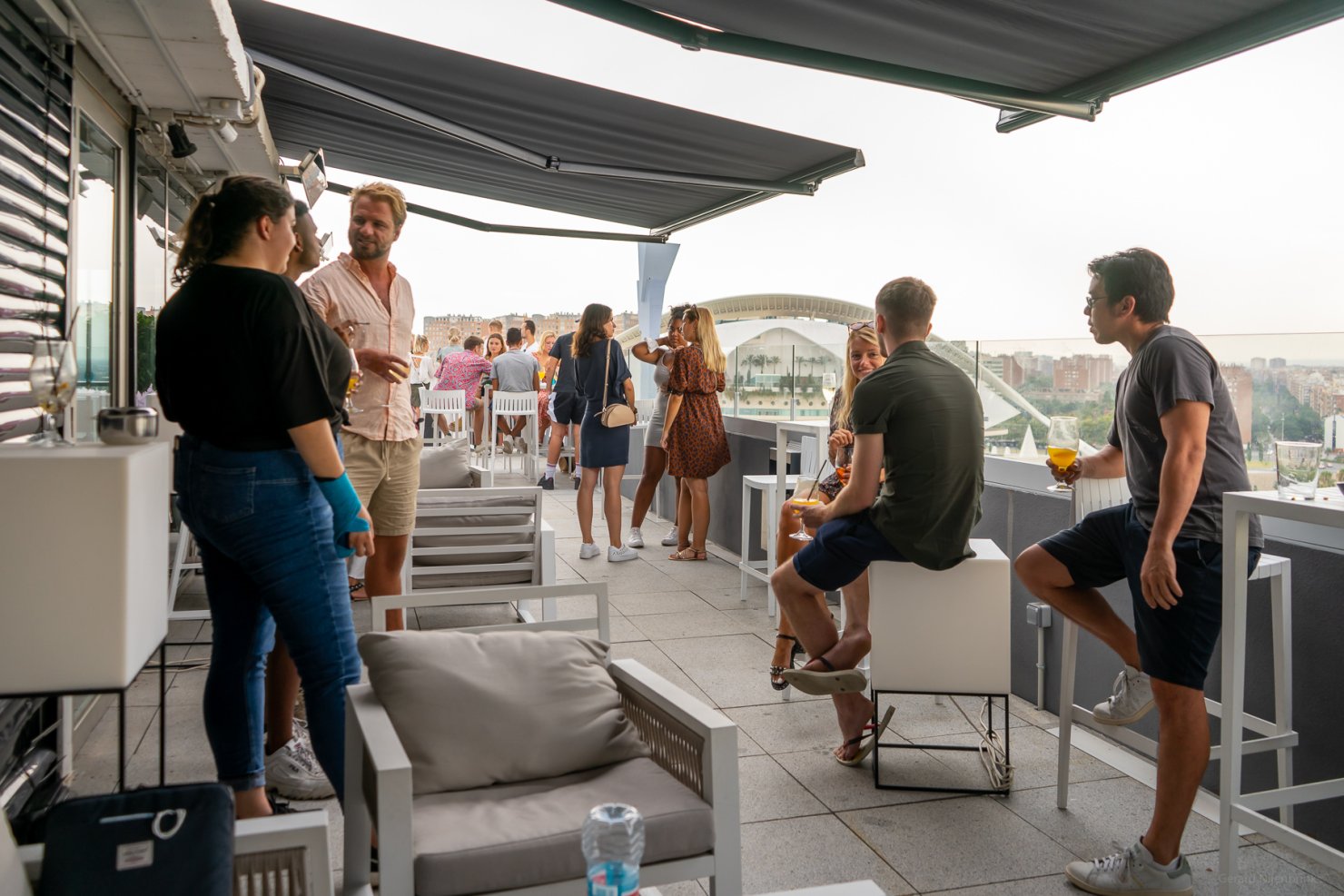 AIPスペイン語スクールのテラスにいる生徒たち