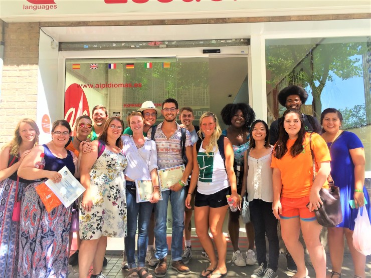 スペイン、バレンシアのスペイン語学校AIPスペイン語スクールの13名の生徒が、エントランスで集合写真を撮っている