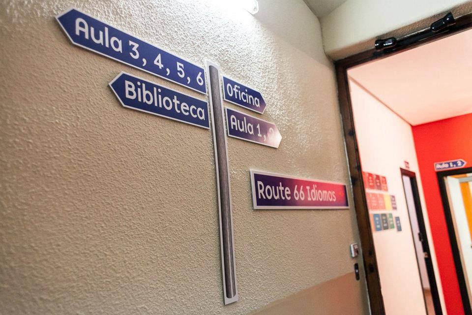 スペイン、バレンシアのスペイン語学校、route66の廊下の壁につけられた矢印の形の案内板