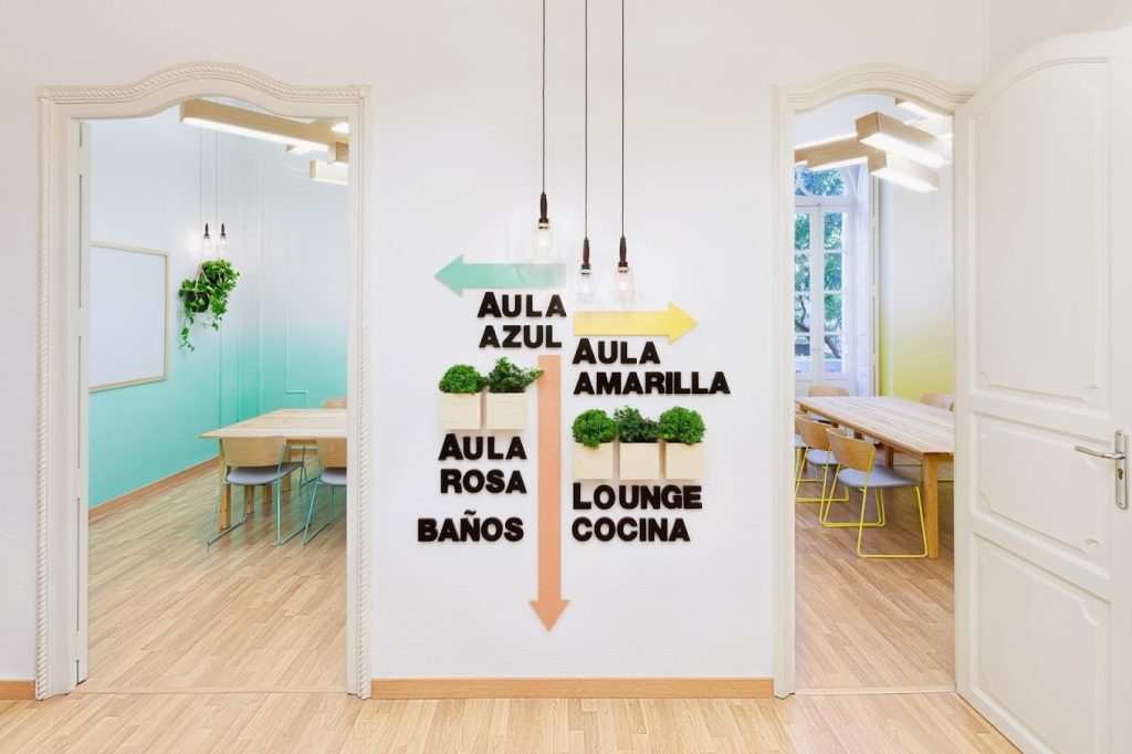スペイン、バレンシアのスペイン語学校、AIL Valenciaの廊下の壁に、スペイン語で書かれた教室の案内標識
