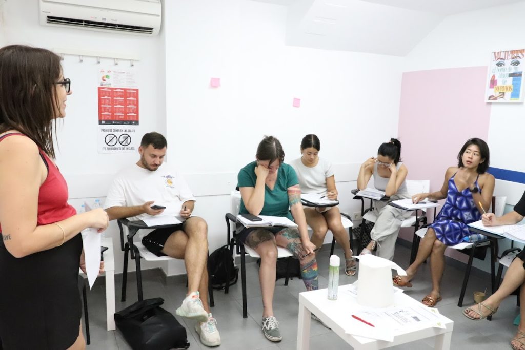 スペイン、バレンシアのスペイン語学校el carmen spanish schoolの教室で、1人の講師と6人の生徒が授業している