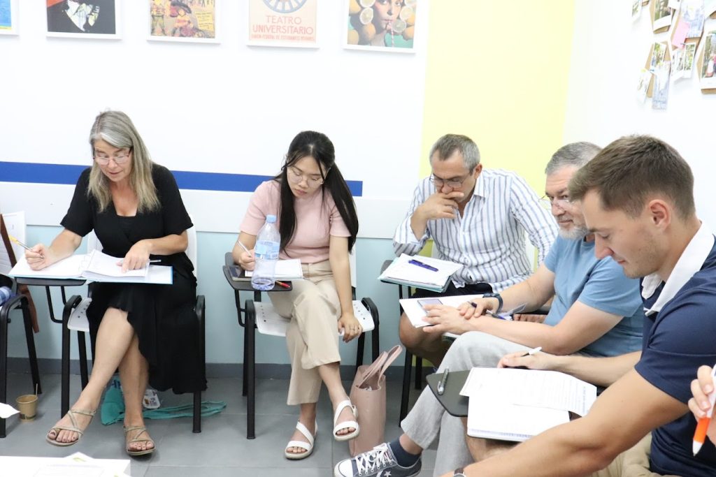 スペイン、バレンシアのスペイン語学校el carmen spanish schoolの教室で、5人の生徒が授業している