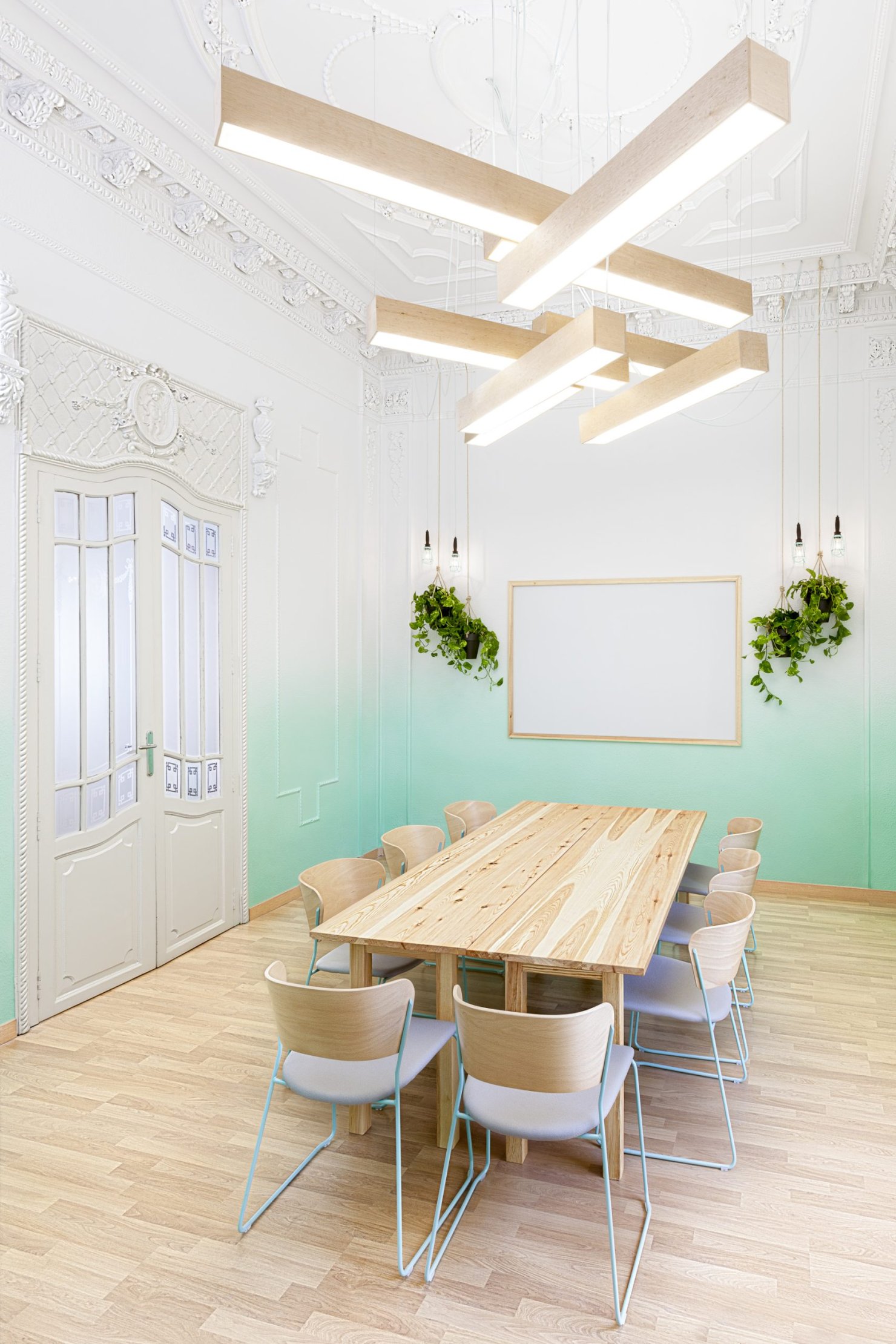 スペイン、バレンシアのスペイン語学校、AIL Valenciaの壁が少し水色の教室