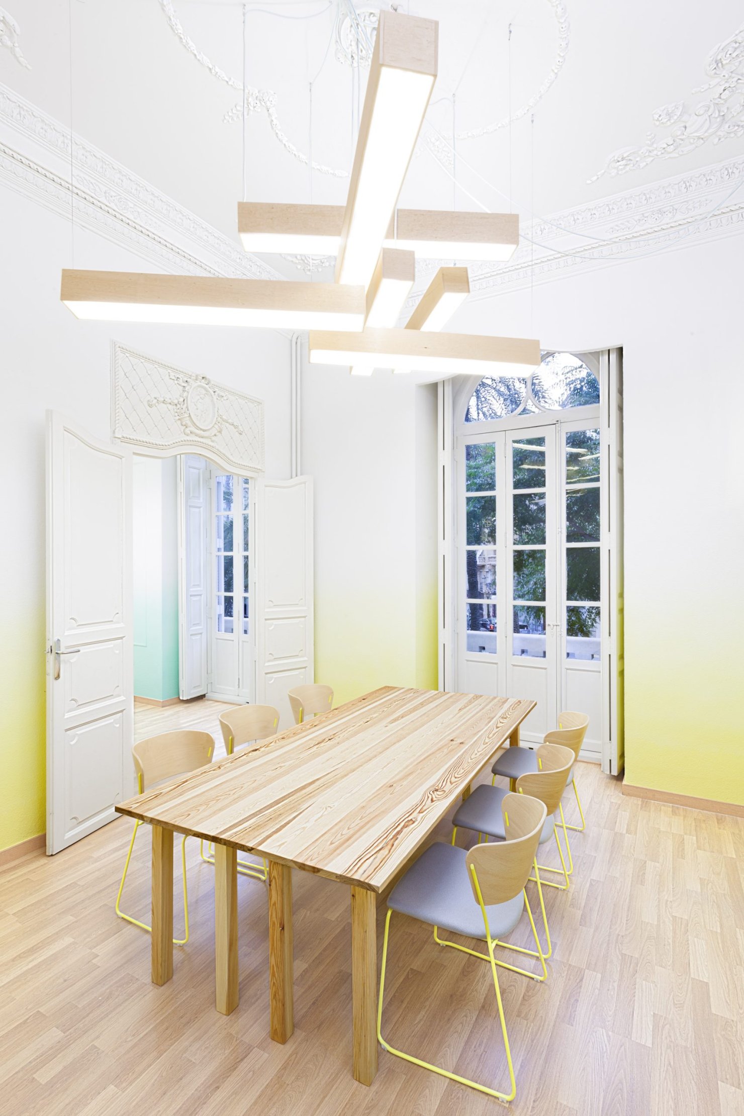 スペイン、バレンシアのスペイン語学校、AIL Valenciaの壁が少し黄色の教室