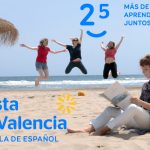 スペイン、バレンシアのスペイン語学校Costa de Valenciaの学校紹介写真。ビーチで3人の学生がジャンプし、1人の学生が座って読書している