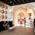 バレンシアのスペイン語スクール、ドン・キホーテのロビーで数人の生徒が談笑している