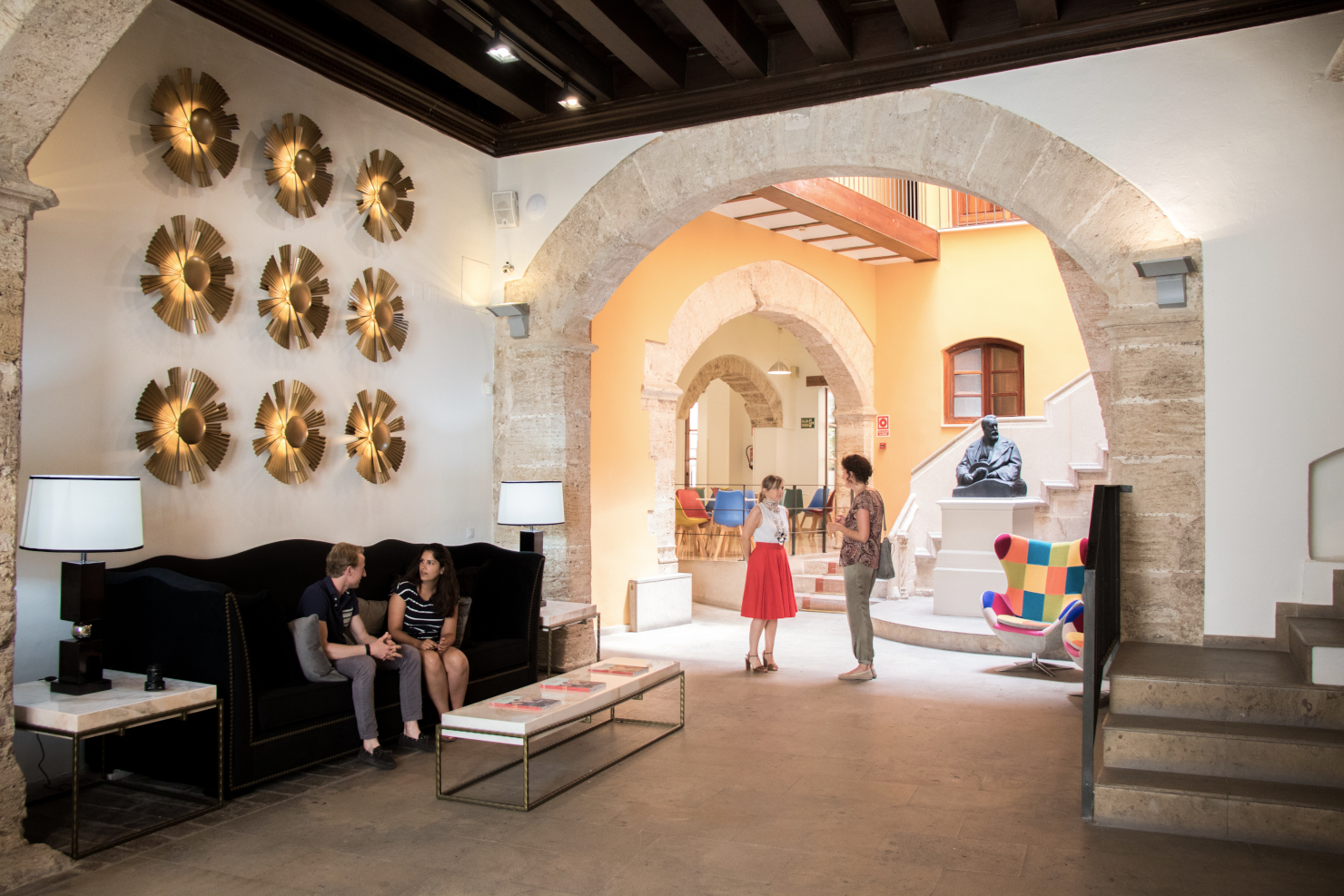 バレンシアのスペイン語スクール、ドン・キホーテのロビーで数人の生徒が談笑している