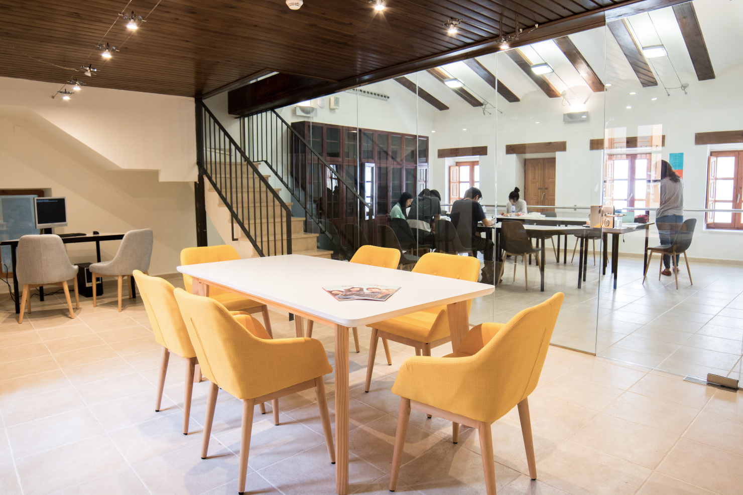 バレンシアのスペイン語スクール、ドン・キホーテの誰もいない教室から、ガラス張りの壁の向こうに生徒がいる教室が見える