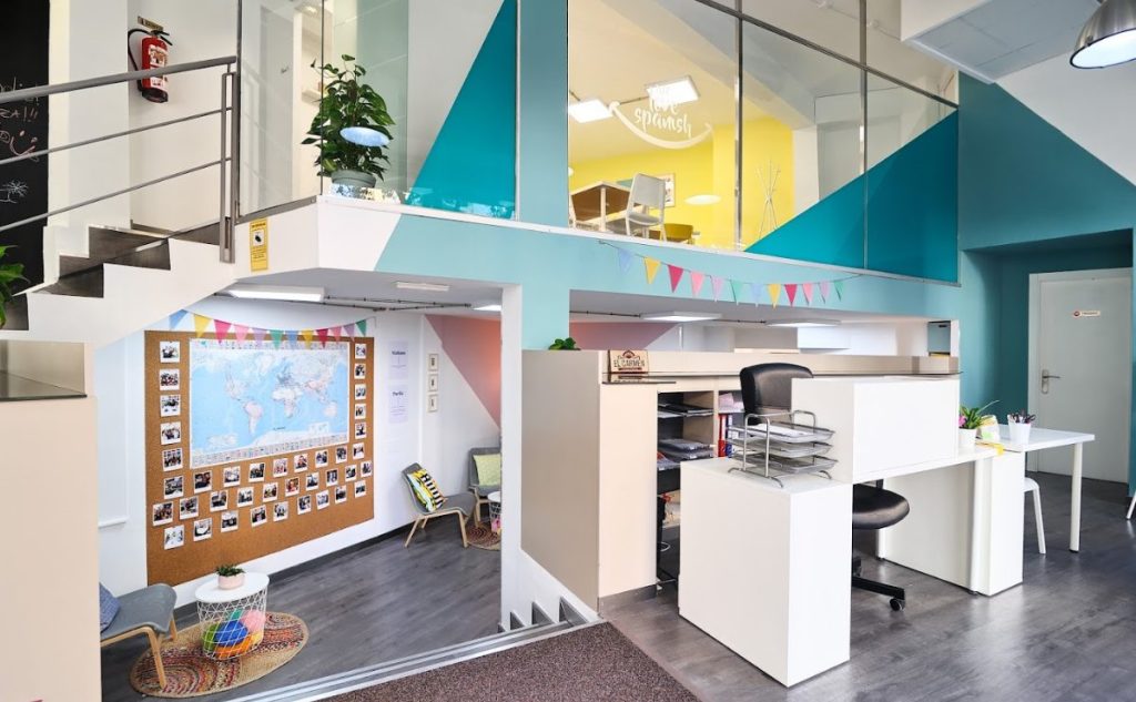 スペイン、バレンシアのスペイン語学校el carmen spanish schoolのモダンなデザインのインテリア、受付と2階の一部分