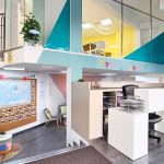 スペイン、バレンシアのスペイン語学校el carmen spanish schoolのモダンなデザインのインテリア、受付と2階の一部分