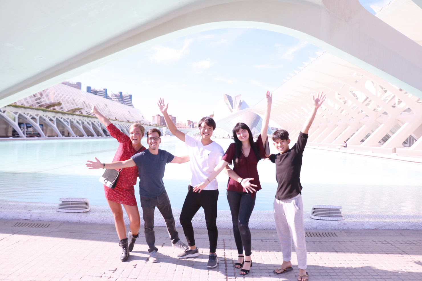 スペイン、バレンシアの芸術科学都市でポーズをとる学生たち