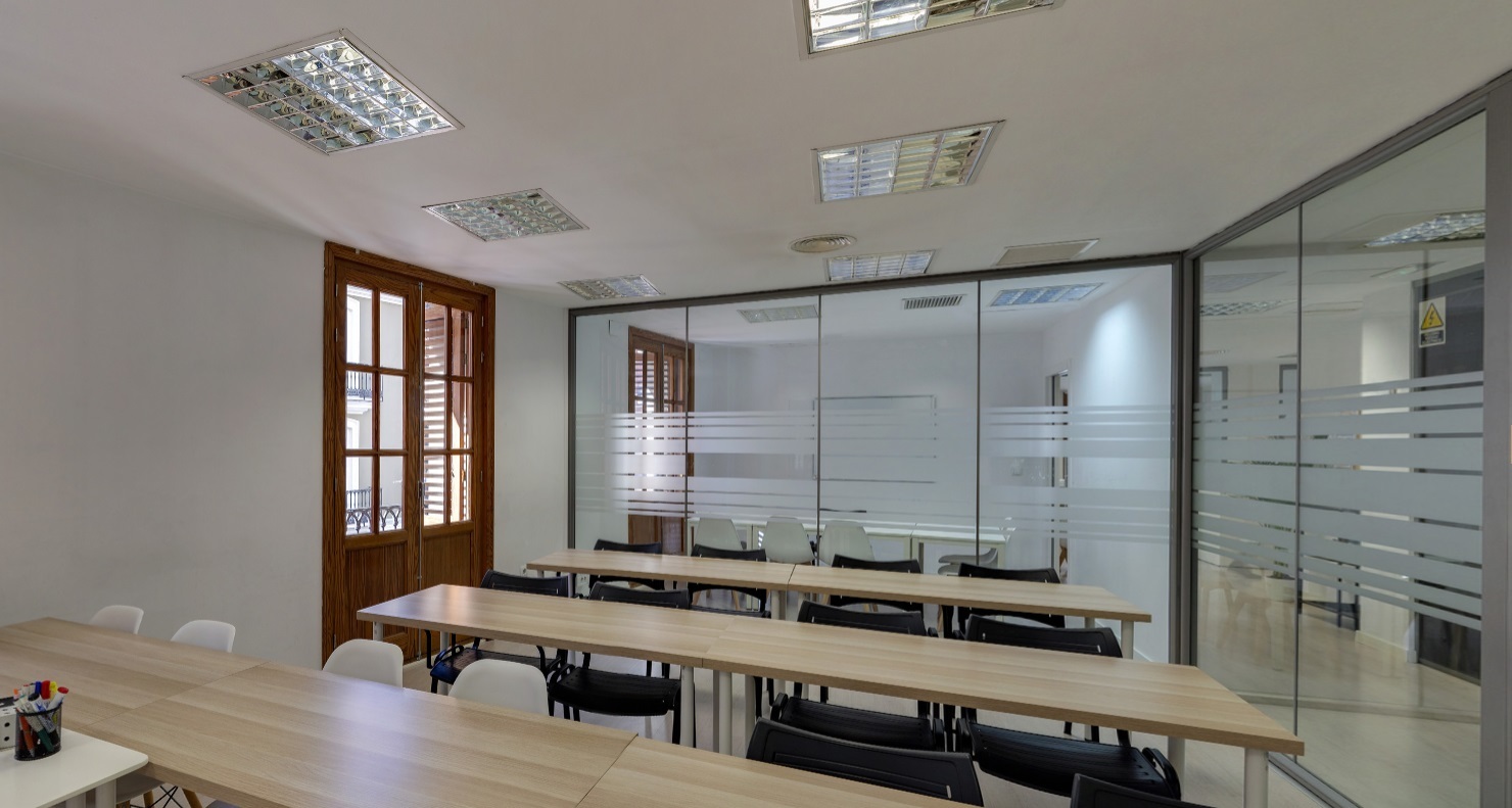 スペイン、バレンシアのスペイン語学校EUROACEの大きい教室