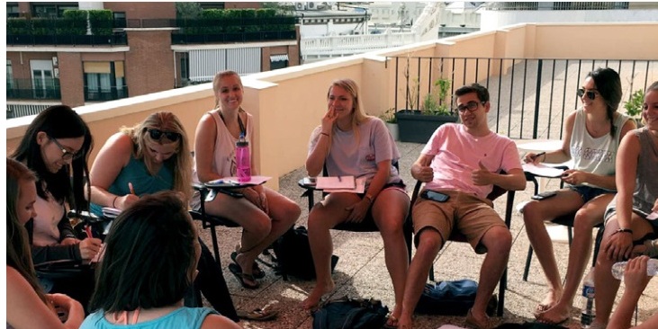 スペイン、バレンシアのスペイン語学校EUROACEのテラスにいる生徒たち