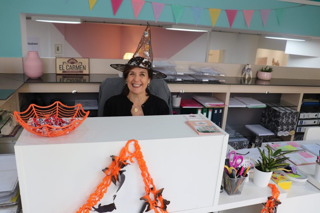 スペイン、バレンシアのスペイン語学校el carmen spanish schoolで、受付の女性がハロウィンの魔女の仮装をして受付に座っている