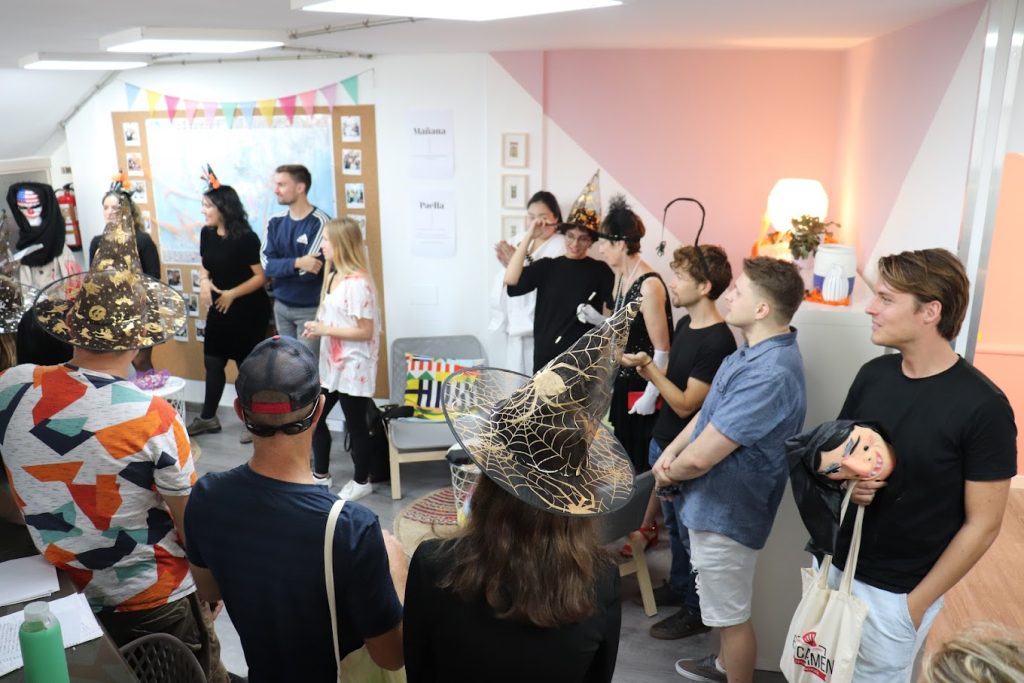 スペイン、バレンシアのスペイン語学校el carmen spanish schoolのハロウィンパーティーで、一部の生徒は仮装をし、それ以外は普段着でパーティーに参加している