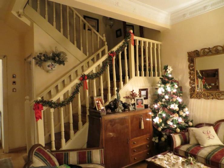 クリスマス用に飾りつけされた、ヨーロッパの家の階段