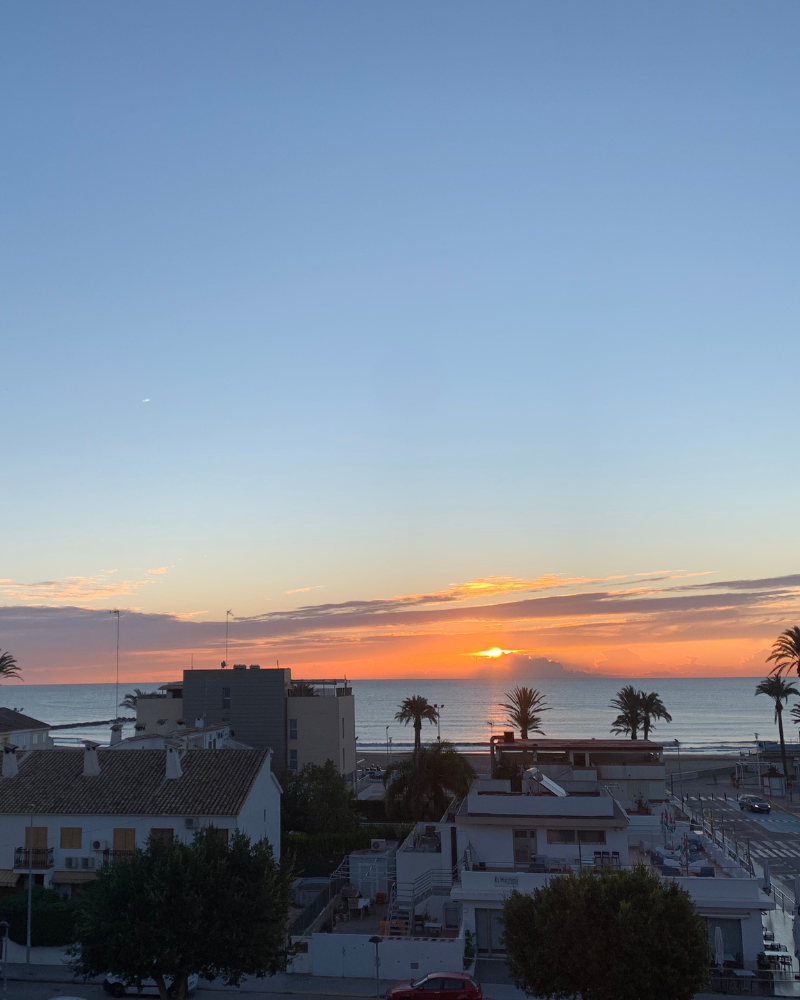 スペイン、バレンシアの朝焼けのビーチ