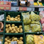 スペインのスーパーマーケットConsumのジャガイモ、が並べられた棚