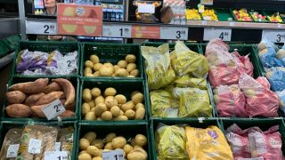 スペインのスーパーマーケットConsumのジャガイモ、が並べられた棚