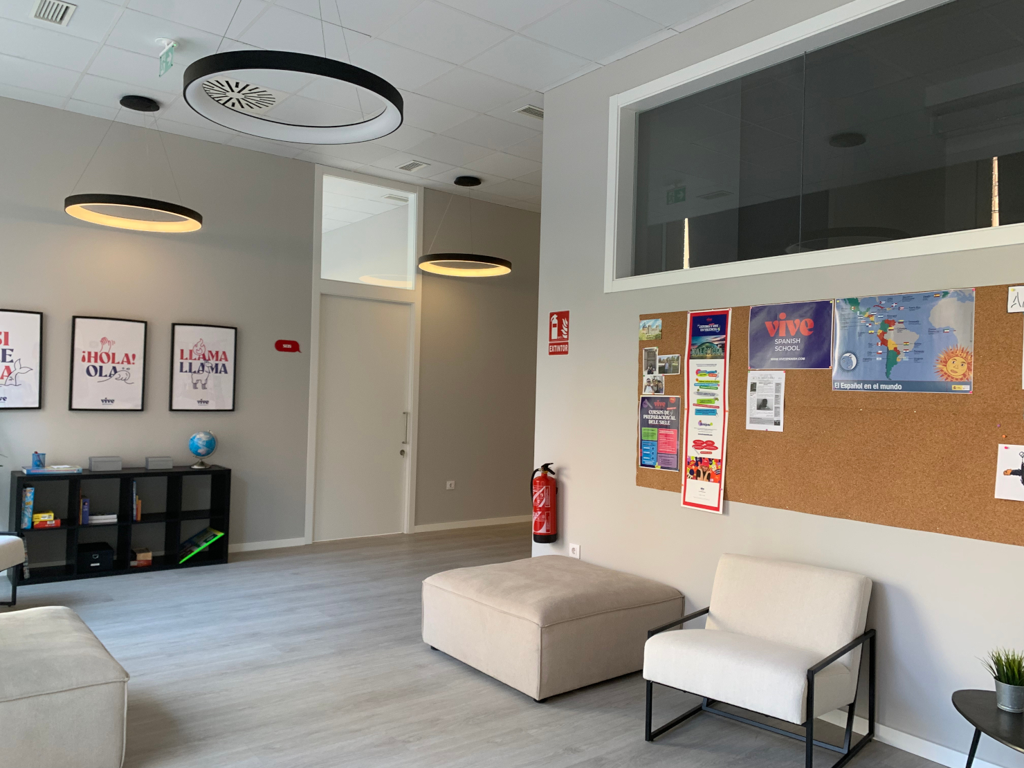 スペイン、バレンシアのスペイン語学校vive spanishの、ガラス張りで外が見える待合スペース