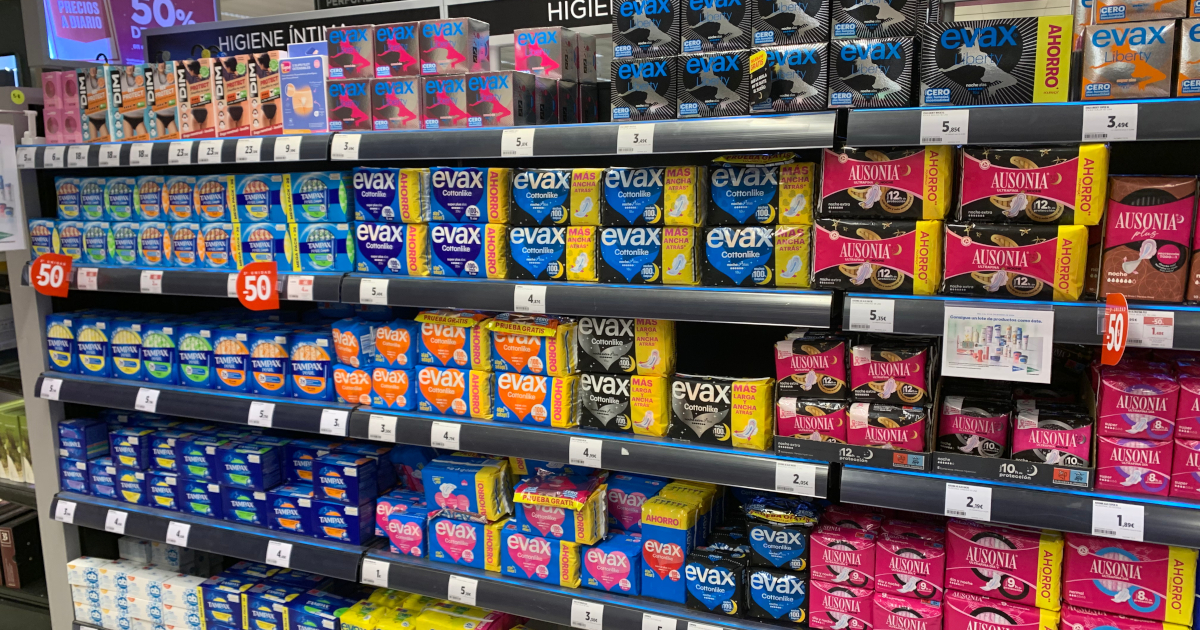 スペインのデパートの棚に並べられた生理用品