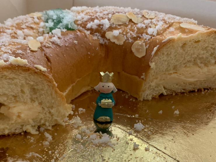 カットされたロスコン・デ・レジェスと、中に入っていた陶器の人形