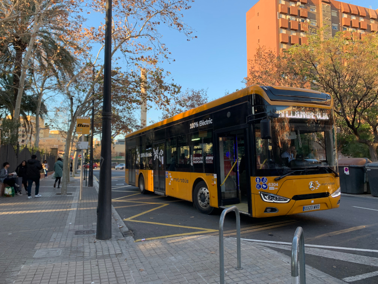 スペイン・バレンシアの街中を走るmetrobus