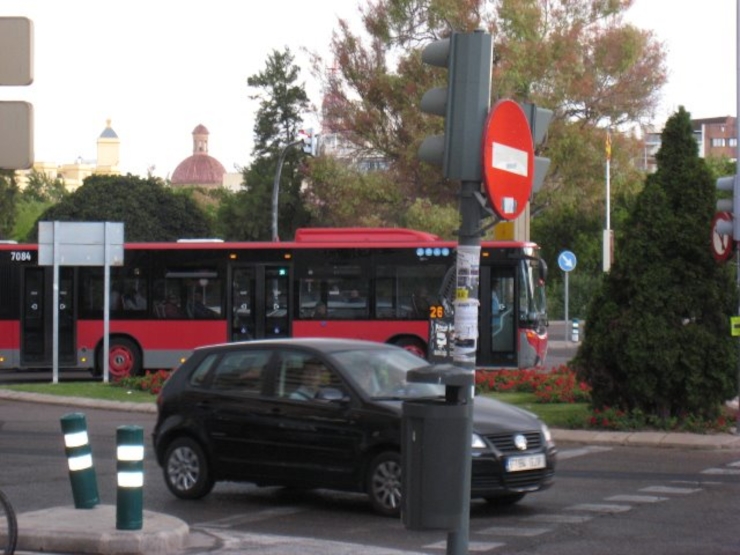 スペイン・バレンシアの街中を走るEMTバス