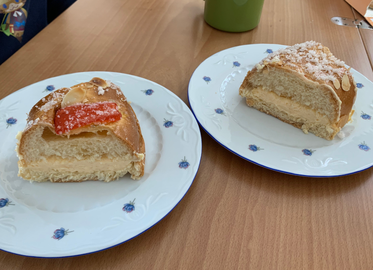 スペインのクリスマスケーキ、ロスコン・デ・レジェスが2切れ、お皿にとりわけられている