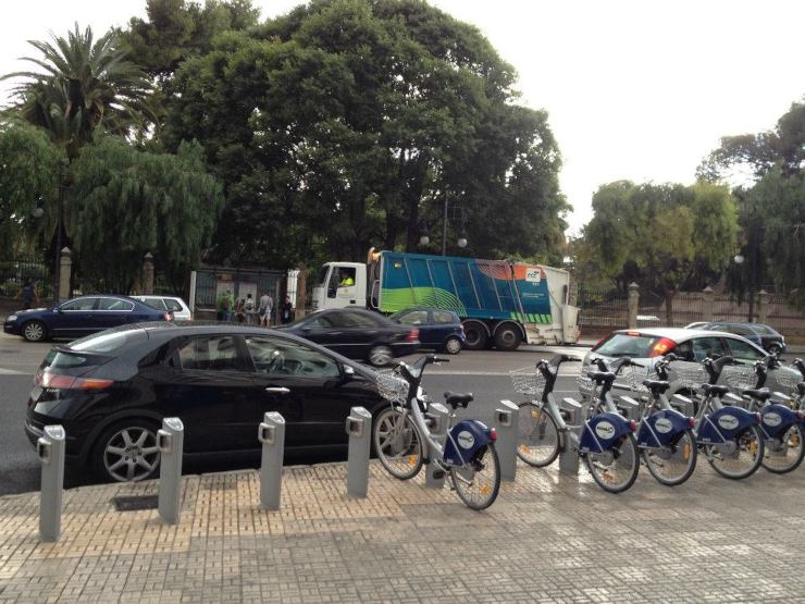 スペイン・バレンシアの自転車っシェアリングサービス・Valenbisiの自転車6台が、自転車パーキングに止まっている