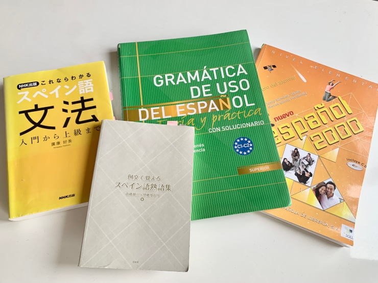 スペイン語の文法書3冊とと単語帳