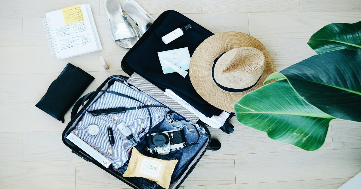 荷造り途中の開いたスーツケース