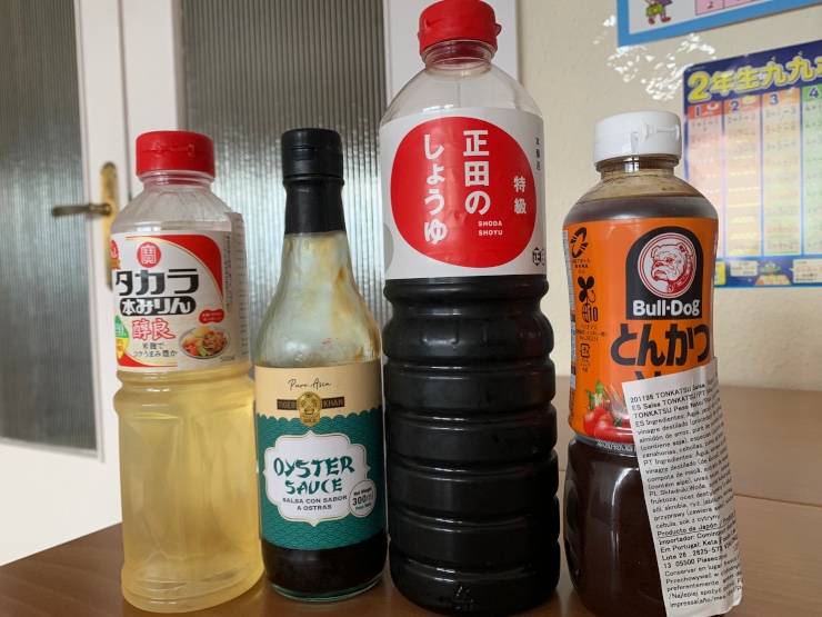机の上にある調味料。みりん、オイスターソース、しょうゆ、とんかつソース