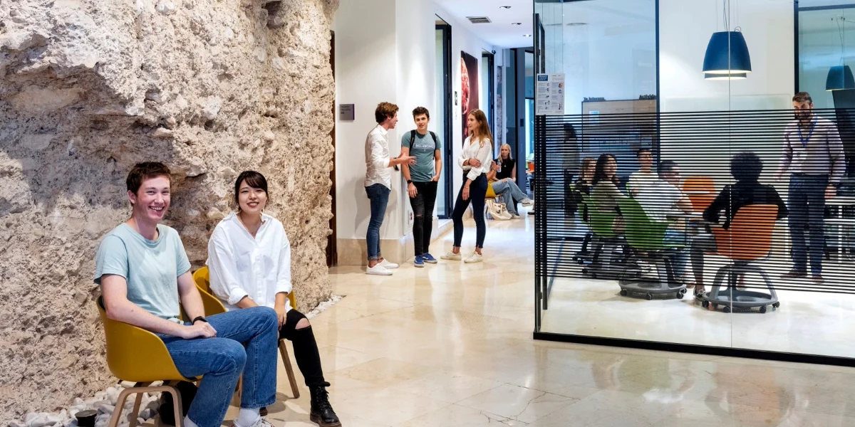 スペイン・バレンシアの語学学校、エスパニョレの生徒たちがいる校内風景